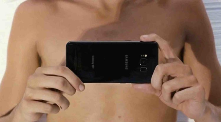 Samsung humorously warns of one of the 'dangers' of using smartphone on the beach