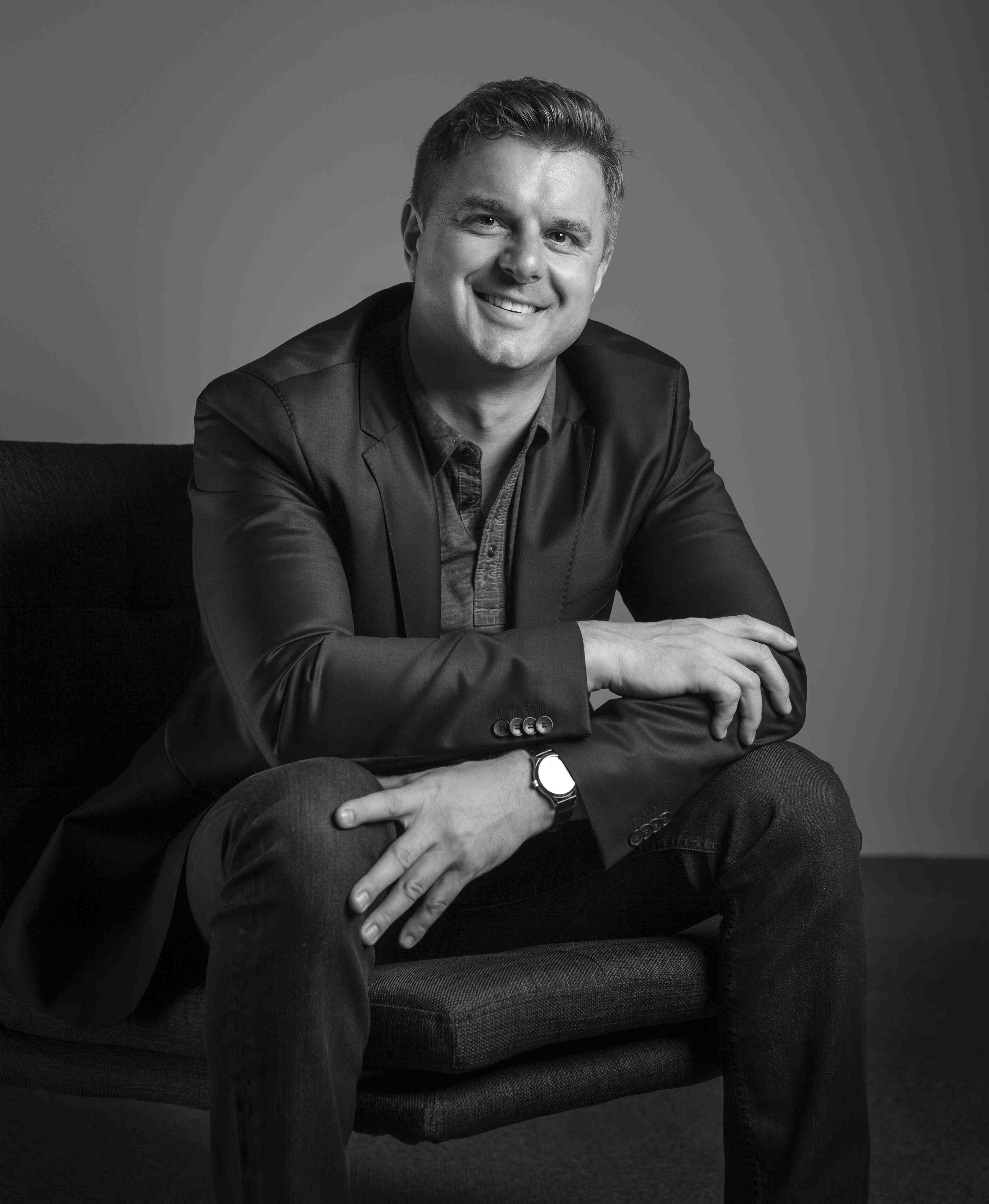 24 Sata: Toni Tomašek na čelu žirija za Outstanding 2017; 4. Digital Advertising & Marketing konferencija; 74% 55+ osoba u Sloveniji redovno na netu...
