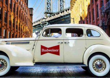 Otkud u New Yorku klasični automobili iz 30-ih sa Budweiser logom?