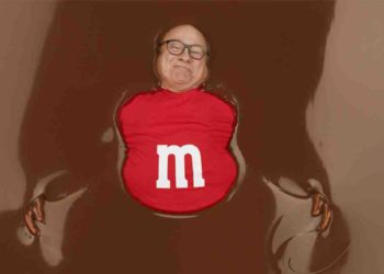 Danny DeVito se za M&M's okupao u bazenu punom čokolade