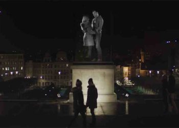Belgijska željeznička kompanija promovirala turizam u Briselu sa hologramskim statuama 500 običnih prolaznika