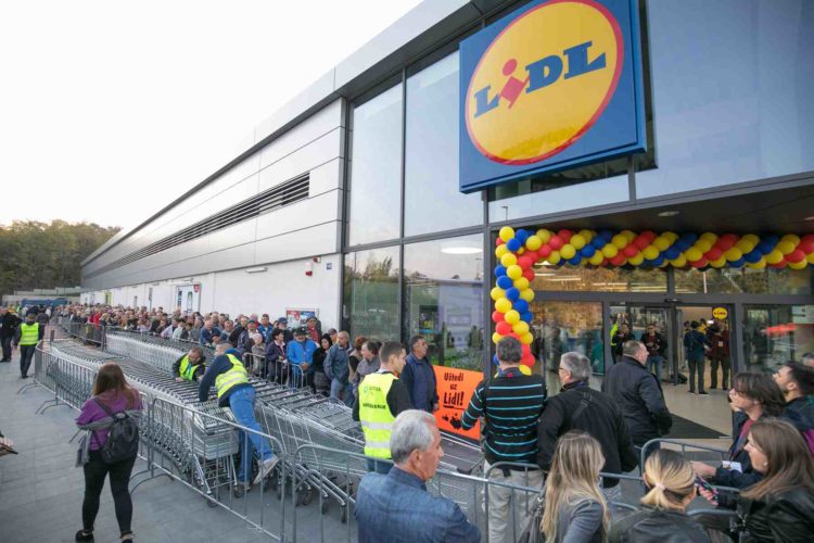 Cues of people at opening of Lidl’s 16 stores in 12 Serbian cities 8
