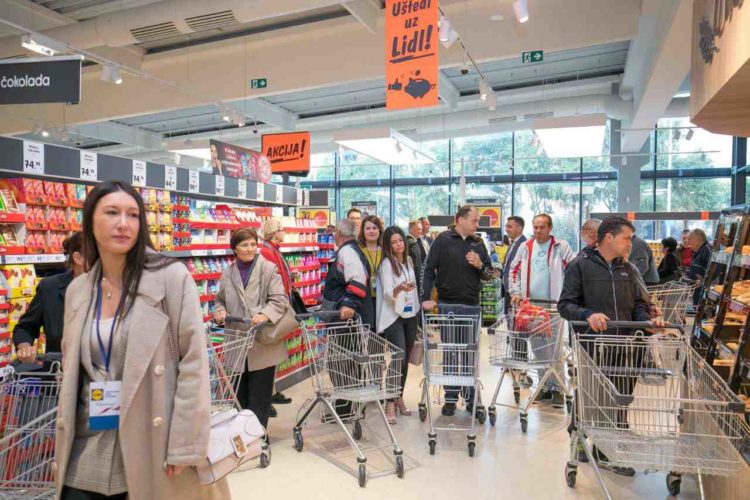 Cues of people at opening of Lidl’s 16 stores in 12 Serbian cities 3